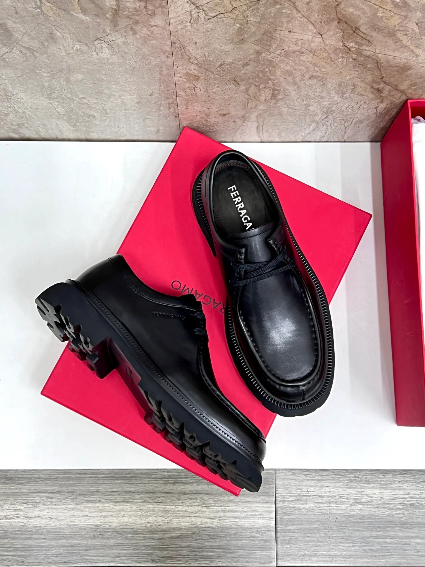 Original quality P780 Brand: Ferragamo Standard code: Men's code 39.40.41.42.43.44 Grade: Same style as the official website High-quality men's shoes Material: Customized first-layer calfskin with water-dyed cowhide lining Cowhide tiptoe Original non-slip and wear-resistant rubber outsole Style category: Men's formal business leather shoes are young and fashionable European and American trends British style Casual matching Comfortable feet Color: actual picture